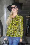 EXKLUSIV - Paris Hilton ohne Verlobungsring am Flughafen von LA
