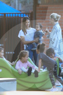 EXKLUSIV - Jessica Alba mit ihren Kindern und ihrer Mutter auf dem Spielplatz in Beverly Hills 