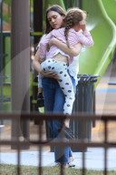 EXKLUSIV - Jessica Alba mit ihren Kindern und ihrer Mutter auf dem Spielplatz in Beverly Hills 