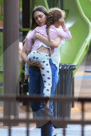 EXKLUSIV - Jessica Alba mit ihren Kindern und ihrer Mutter auf dem Spielplatz in Beverly Hills 