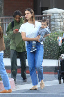EXKLUSIV - Jessica Alba mit ihren Kindern und ihrer Mutter auf dem Spielplatz in Beverly Hills 