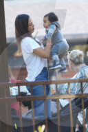 EXKLUSIV - Jessica Alba mit ihren Kindern und ihrer Mutter auf dem Spielplatz in Beverly Hills 