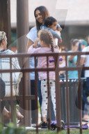 EXKLUSIV - Jessica Alba mit ihren Kindern und ihrer Mutter auf dem Spielplatz in Beverly Hills 