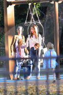 EXKLUSIV - Jessica Alba mit ihren Kindern und ihrer Mutter auf dem Spielplatz in Beverly Hills 