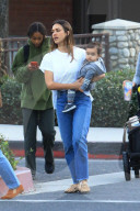 EXKLUSIV - Jessica Alba mit ihren Kindern und ihrer Mutter auf dem Spielplatz in Beverly Hills 