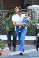 EXKLUSIV - Jessica Alba mit ihren Kindern und ihrer Mutter auf dem Spielplatz in Beverly Hills 