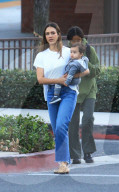 EXKLUSIV - Jessica Alba mit ihren Kindern und ihrer Mutter auf dem Spielplatz in Beverly Hills 