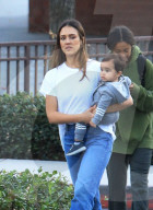 EXKLUSIV - Jessica Alba mit ihren Kindern und ihrer Mutter auf dem Spielplatz in Beverly Hills 