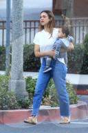 EXKLUSIV - Jessica Alba mit ihren Kindern und ihrer Mutter auf dem Spielplatz in Beverly Hills 