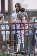EXKLUSIV - Jessica Alba mit ihren Kindern und ihrer Mutter auf dem Spielplatz in Beverly Hills 