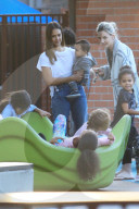 EXKLUSIV - Jessica Alba mit ihren Kindern und ihrer Mutter auf dem Spielplatz in Beverly Hills 