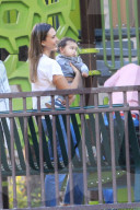 EXKLUSIV - Jessica Alba mit ihren Kindern und ihrer Mutter auf dem Spielplatz in Beverly Hills 