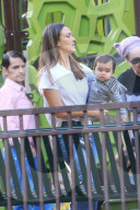 EXKLUSIV - Jessica Alba mit ihren Kindern und ihrer Mutter auf dem Spielplatz in Beverly Hills 
