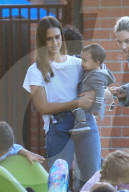 EXKLUSIV - Jessica Alba mit ihren Kindern und ihrer Mutter auf dem Spielplatz in Beverly Hills 