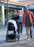 EXKLUSIV - Eva Longoria geht mit Baby Santiago, Jose Baston und ihrer Mutter Ella Mireles zum Lunch