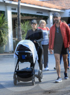 EXKLUSIV - Eva Longoria geht mit Baby Santiago, Jose Baston und ihrer Mutter Ella Mireles zum Lunch