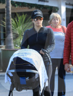 EXKLUSIV - Eva Longoria geht mit Baby Santiago, Jose Baston und ihrer Mutter Ella Mireles zum Lunch