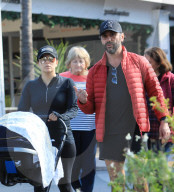 EXKLUSIV - Eva Longoria geht mit Baby Santiago, Jose Baston und ihrer Mutter Ella Mireles zum Lunch