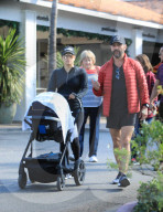 EXKLUSIV - Eva Longoria geht mit Baby Santiago, Jose Baston und ihrer Mutter Ella Mireles zum Lunch