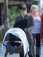 EXKLUSIV - Eva Longoria geht mit Baby Santiago, Jose Baston und ihrer Mutter Ella Mireles zum Lunch