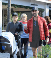 EXKLUSIV - Eva Longoria geht mit Baby Santiago, Jose Baston und ihrer Mutter Ella Mireles zum Lunch