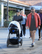 EXKLUSIV - Eva Longoria geht mit Baby Santiago, Jose Baston und ihrer Mutter Ella Mireles zum Lunch
