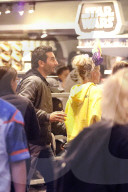 EXKLUSIV - Laeticia Hallyday mit Jade und Joy im Disneyland in Anaheim 