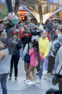 EXKLUSIV - Laeticia Hallyday mit Jade und Joy im Disneyland in Anaheim 