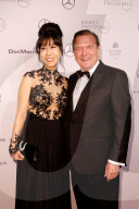 PEOPLE - Bundespresseball in Berlin: Gerhard Schroeder mit Kim So-Yeon