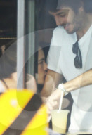 EXKLUSIV - Alessandra Ambrosio knabbert an Nicolo Oddi in Venice