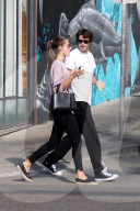 EXKLUSIV - Alessandra Ambrosio knabbert an Nicolo Oddi in Venice