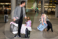 EXKLUSIV - Daniela Katzenberger mit Lucas Cordalis und Tochter Sophia am Flughafen von Palma de Mallorca