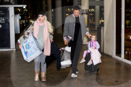 EXKLUSIV - Daniela Katzenberger mit Lucas Cordalis und Tochter Sophia am Flughafen von Palma de Mallorca