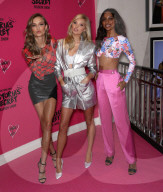 PEOPLE - Die Victoria Secret Engel zeigen ihre Lieblingsstücke in New York