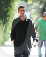 EXKLUSIV - Christian Bale spaziert durch die Nachbarschaft