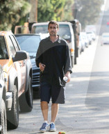 EXKLUSIV - Christian Bale spaziert durch die Nachbarschaft