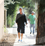EXKLUSIV - Christian Bale spaziert durch die Nachbarschaft