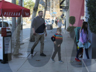 PEOPLE - Ben Affleck kauft mit den Kids einen Weihnachtsbaum