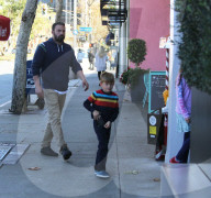 PEOPLE - Ben Affleck kauft mit den Kids einen Weihnachtsbaum