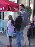 PEOPLE - Ben Affleck kauft mit den Kids einen Weihnachtsbaum