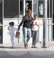 PEOPLE - Halle Berry mit den Kids in Beverly Hills unterwegs