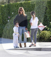 PEOPLE - Halle Berry mit den Kids in Beverly Hills unterwegs