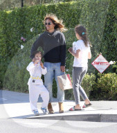 PEOPLE - Halle Berry mit den Kids in Beverly Hills unterwegs
