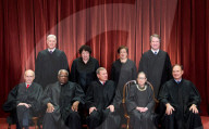 NEWS - USA: Die Mitglieder des Supreme Courts posieren in Washington