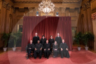 NEWS - USA: Die Mitglieder des Supreme Courts posieren in Washington
