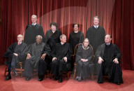 NEWS - USA: Die Mitglieder des Supreme Courts posieren in Washington