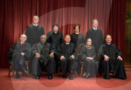 NEWS - USA: Die Mitglieder des Supreme Courts posieren in Washington
