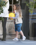 PEOPLE - Elizabeth Berkley mit dem Nachwuchs in Hollywood unterwegs