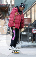 PEOPLE - Jaden Smith skatet durch New York