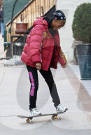 PEOPLE - Jaden Smith skatet durch New York